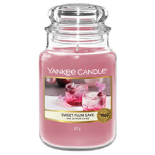 Carica l&#39;immagine nel visualizzatore di Gallery, Arredamento casa - cose di casa - casa negozio - oggettistica casa - oggetti per la casa - casa nuova - accessori per la casa - negozio casa - negozi per la casa - yankee candle - arredamento casa online - yankee candle offerte - yankee candle prezzi - candele profumate - candele yankee candle - essenza yankee - yankee candle olbia - candele olbia - cereria olbia - Olbia - negozio di yankee candle - giara grande - sweet plum sake   