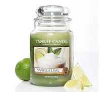 Carica l&#39;immagine nel visualizzatore di Gallery, Arredamento casa - cose di casa - casa negozio - oggettistica casa - oggetti per la casa - casa nuova - accessori per la casa - negozio casa - negozi per la casa - yankee candle - arredamento casa online - yankee candle offerte - yankee candle prezzi - candele profumate - candele yankee candle - essenza yankee - yankee candle olbia - candele olbia - cereria olbia - Olbia - negozio di yankee candle - giara grande - vanilla lime   