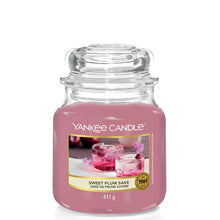 Carica l&#39;immagine nel visualizzatore di Gallery, Arredamento casa - cose di casa - casa negozio - oggettistica casa - oggetti per la casa - casa nuova - accessori per la casa - negozio casa - negozi per la casa - yankee candle - arredamento casa online - yankee candle offerte - yankee candle prezzi - candele profumate - candele yankee candle - essenza yankee - yankee candle olbia - candele olbia - cereria olbia - Olbia - negozio di yankee candle - giara media - sweet plum sake   