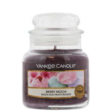 Carica l&#39;immagine nel visualizzatore di Gallery, Arredamento casa - cose di casa - casa negozio - oggettistica casa - oggetti per la casa - casa nuova - accessori per la casa - negozio casa - negozi per la casa - yankee candle - arredamento casa online - yankee candle offerte - yankee candle prezzi - candele profumate - candele yankee candle - essenza yankee - yankee candle olbia - candele olbia - cereria olbia - Olbia - negozio di yankee candle - giara piccola - berry mochi  