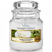 Carica l&#39;immagine nel visualizzatore di Gallery, Arredamento casa - cose di casa - casa negozio - oggettistica casa - oggetti per la casa - casa nuova - accessori per la casa - negozio casa - negozi per la casa - yankee candle - arredamento casa online - yankee candle offerte - yankee candle prezzi - candele profumate - candele yankee candle - essenza yankee - yankee candle olbia - candele olbia - cereria olbia - Olbia - negozio di yankee candle - giara piccola - camelia blossom