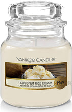 Carica l&#39;immagine nel visualizzatore di Gallery, Arredamento casa - cose di casa - casa negozio - oggettistica casa - oggetti per la casa - casa nuova - accessori per la casa - negozio casa - negozi per la casa - yankee candle - arredamento casa online - yankee candle offerte - yankee candle prezzi - candele profumate - candele yankee candle - essenza yankee - yankee candle olbia - candele olbia - cereria olbia - Olbia - negozio di yankee candle - giara piccola - coconut rice cream  