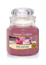 Carica l&#39;immagine nel visualizzatore di Gallery, Arredamento casa - cose di casa - casa negozio - oggettistica casa - oggetti per la casa - casa nuova - accessori per la casa - negozio casa - negozi per la casa - yankee candle - arredamento casa online - yankee candle offerte - yankee candle prezzi - candele profumate - candele yankee candle - essenza yankee - yankee candle olbia - candele olbia - cereria olbia - Olbia - negozio di yankee candle - giara piccola  - sweet plum sake   