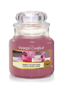 Arredamento casa - cose di casa - casa negozio - oggettistica casa - oggetti per la casa - casa nuova - accessori per la casa - negozio casa - negozi per la casa - yankee candle - arredamento casa online - yankee candle offerte - yankee candle prezzi - candele profumate - candele yankee candle - essenza yankee - yankee candle olbia - candele olbia - cereria olbia - Olbia - negozio di yankee candle - giara piccola  - sweet plum sake   