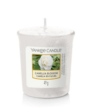 Carica l&#39;immagine nel visualizzatore di Gallery, Arredamento casa - cose di casa - casa negozio - oggettistica casa - oggetti per la casa - casa nuova - accessori per la casa - negozio casa - negozi per la casa - yankee candle - arredamento casa online - yankee candle offerte - yankee candle prezzi - candele profumate - candele yankee candle - essenza yankee - yankee candle olbia - candele olbia - cereria olbia - Olbia - negozio di yankee candle - sampler - camelia blossom