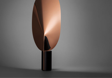 Carica l&#39;immagine nel visualizzatore di Gallery, Lampada da tavolo Flos Serena a led foglia rame design moderno minimal luce calda