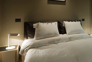Lampada da tavolo Flos Tab T LED stile moderno minimal bianco comodino letto
