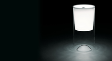 Carica l&#39;immagine nel visualizzatore di Gallery, Lampada da tavolo in cristallo e vetro opalino a led Flos Aoy Castiglioni luce calda salotto